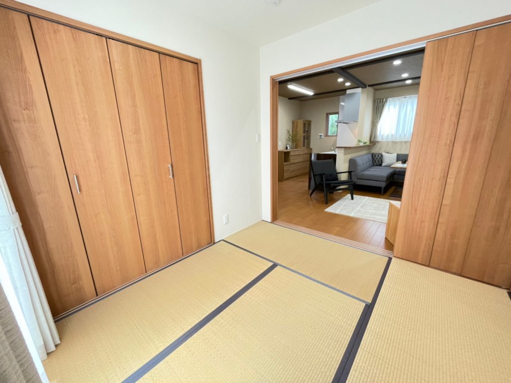 和室からお母さんの様子が見えます。声が届く場所で安心です。お子様がお昼寝から起きても気付くことができます。(内装) 和室からお母さんの様子が見えます。声が届く場所で安心です。お子様がお昼寝から起きても気付くことができます。(内装)