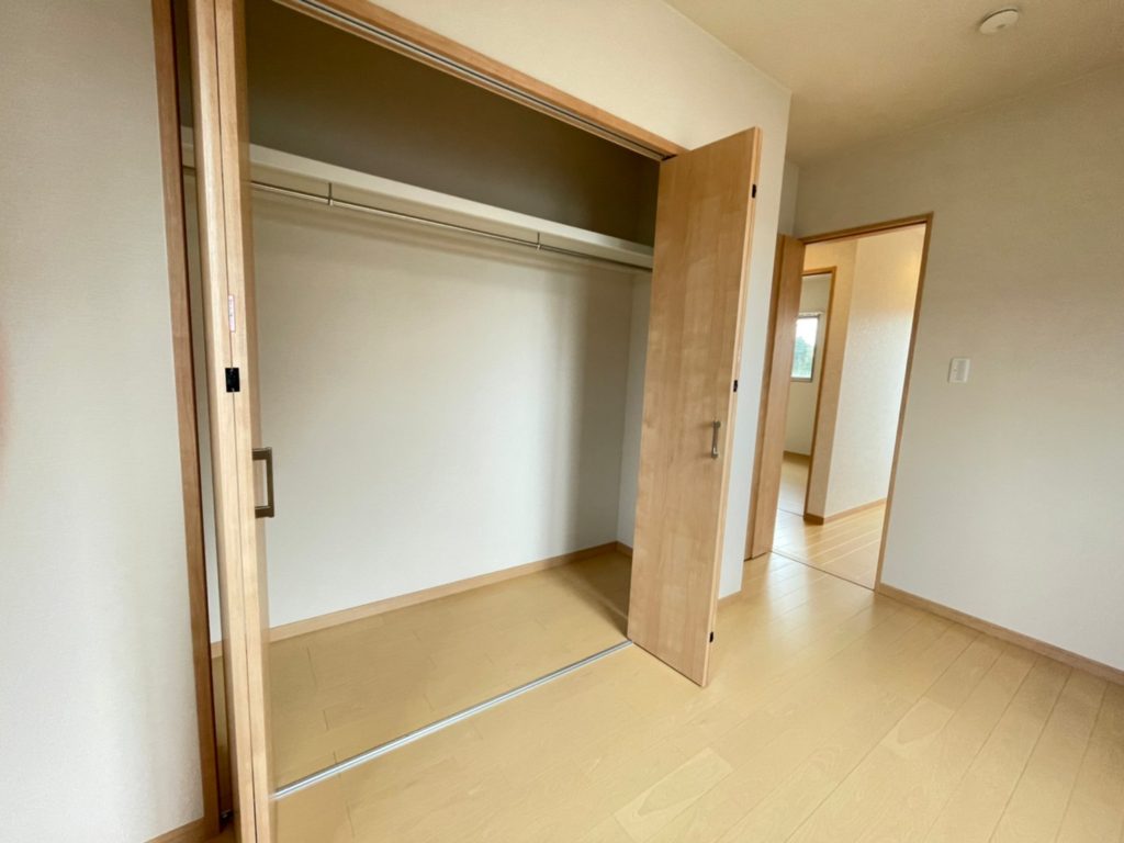 幅2.5mの広々クローゼット。これだけ広ければ季節外の服も入れておけます♪(内装) 幅2.5mの広々クローゼット。これだけ広ければ季節外の服も入れておけます♪(内装)