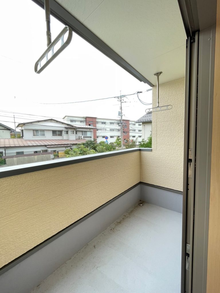 日当たり良好の南向きバルコニー。屋根と壁がしっかりあるので、人目もさほど気になりません。(内装) 日当たり良好の南向きバルコニー。屋根と壁がしっかりあるので、人目もさほど気になりません。(内装)