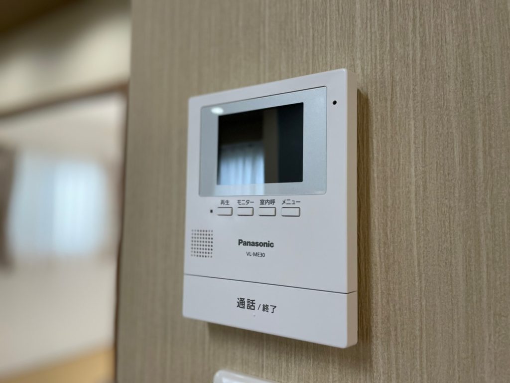 TVモニターホン。インターホンを押した訪問者がモニターに映ります。ボタンを押すと通話ができます。モニターで外の様子を確認することもできます。 TVモニターホン。インターホンを押した訪問者がモニターに映ります。ボタンを押すと通話ができます。モニターで外の様子を確認することもできます。
