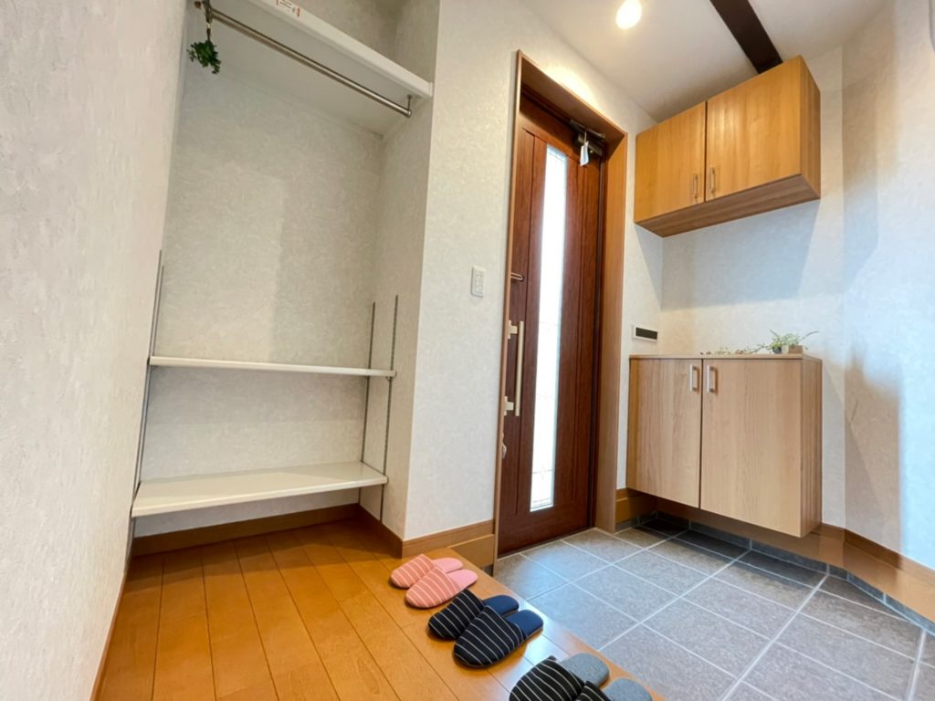 光の入る玄関ドア♪閉めていても明るいです♪下足箱の上に郵便物が入ります。新聞をそとまで取りに出なくていいですね♪(玄関) 光の入る玄関ドア♪閉めていても明るいです♪下足箱の上に郵便物が入ります。新聞をそとまで取りに出なくていいですね♪(玄関)