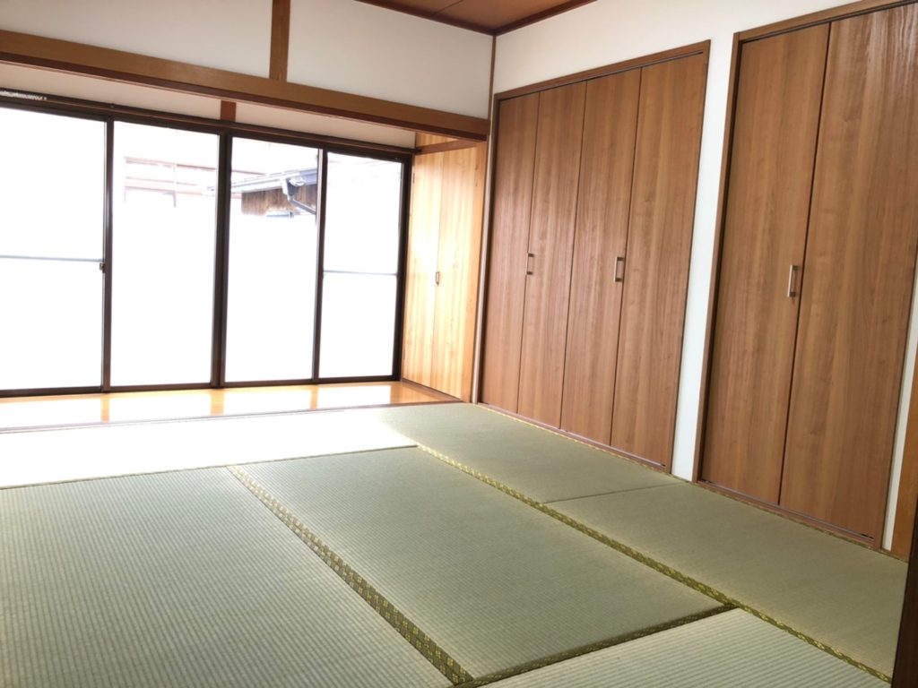 木目の建具と畳のコラボで素敵な和室に♪縁側の外は駐車場なので、周りの目をに気にせずのびのびできます。 木目の建具と畳のコラボで素敵な和室に♪縁側の外は駐車場なので、周りの目をに気にせずのびのびできます。
