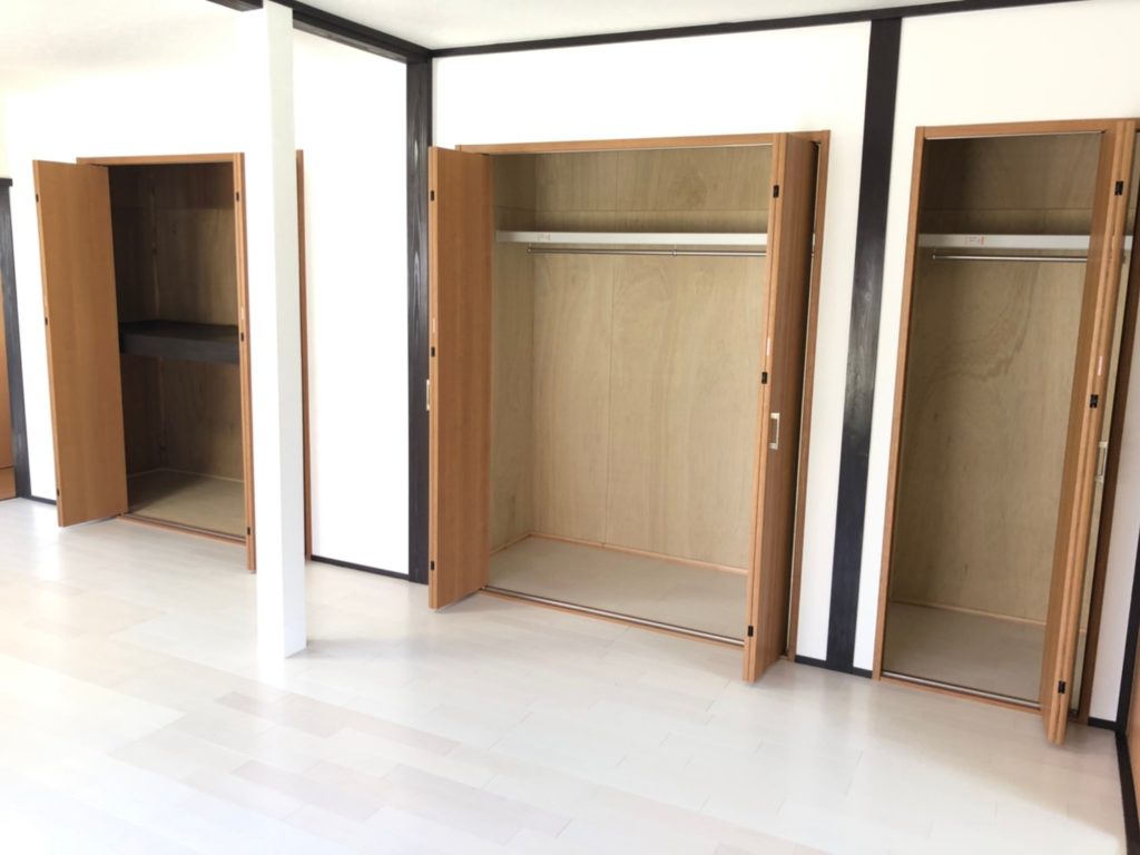 収納力がスゴイ!服が掛けられるクローゼットと布団や物が入れられる押し入れタイプと両方あります。たんすはいらないですね。 収納力がスゴイ!服が掛けられるクローゼットと布団や物が入れられる押し入れタイプと両方あります。たんすはいらないですね。