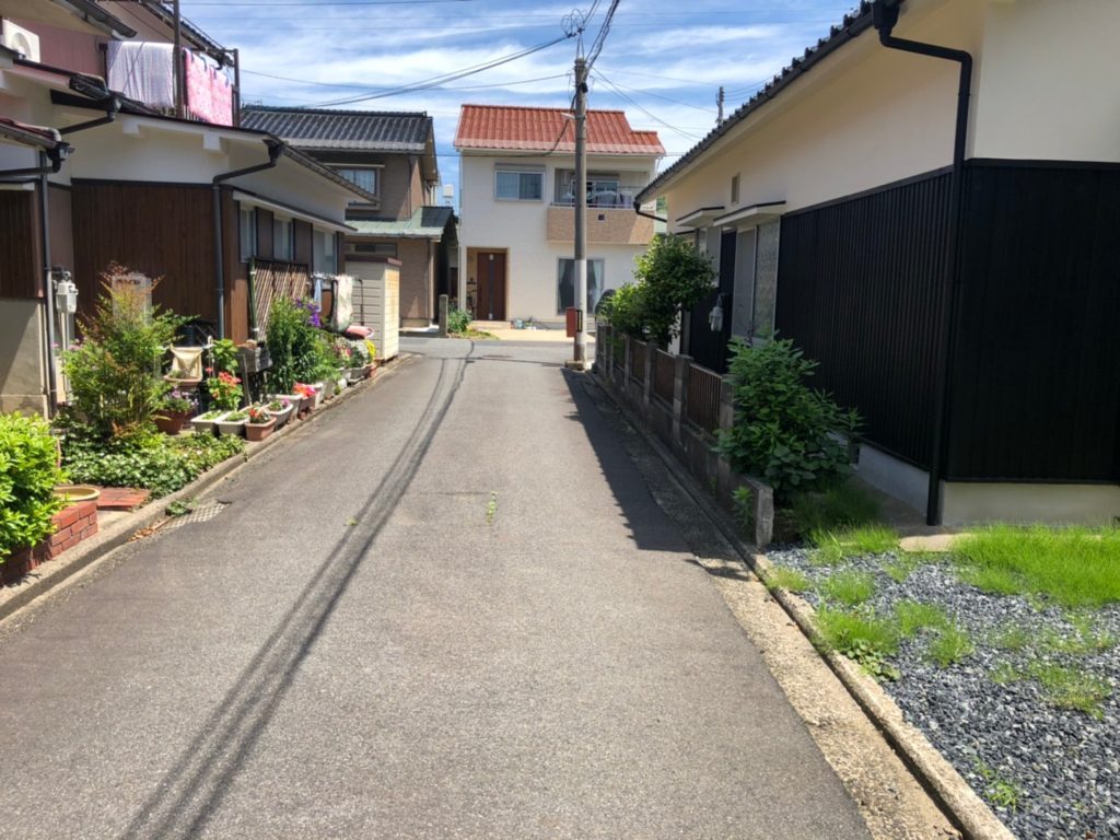 西側の道路。3.8m。 西側の道路。3.8m。