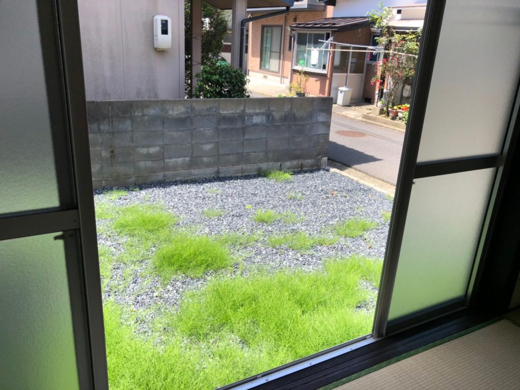 和室の窓を開けると南側のお庭。目線も気にならず開放的です。 和室の窓を開けると南側のお庭。目線も気にならず開放的です。