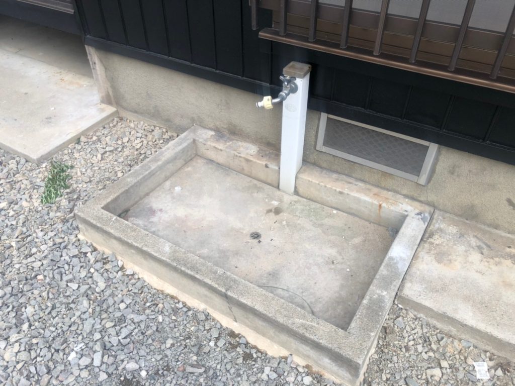 駐車場に立水栓あり。洗車もできちゃう。 駐車場に立水栓あり。洗車もできちゃう。