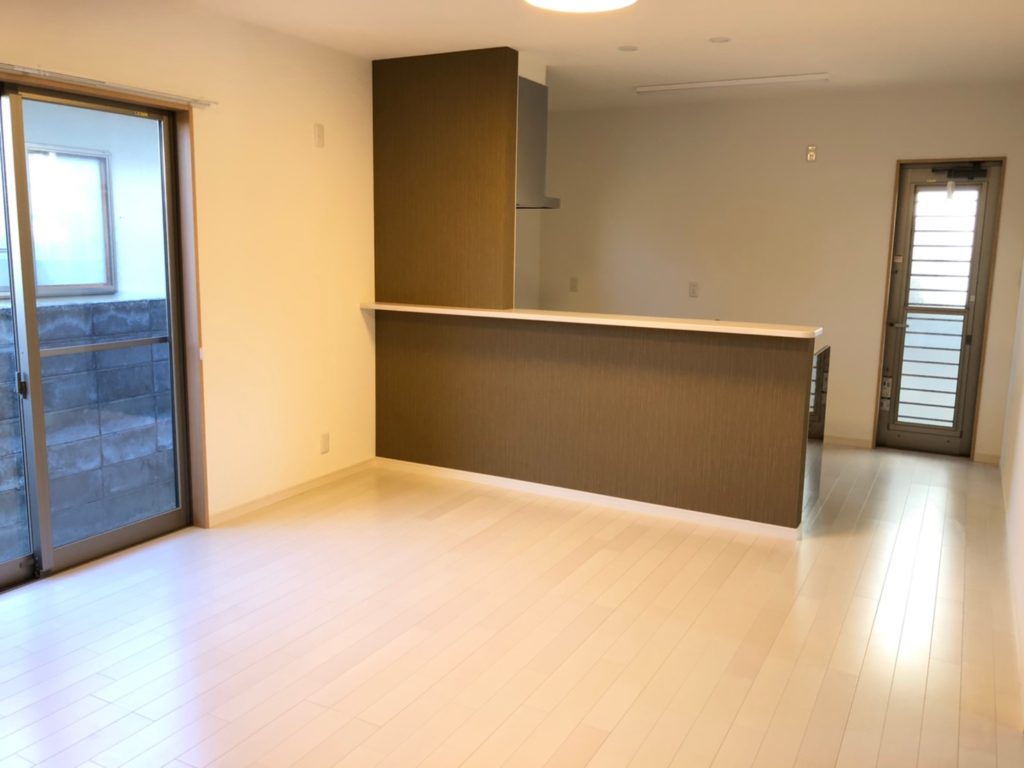 白い木目のフローリング♪明るくてどんな家具でもマッチします。(居間) 白い木目のフローリング♪明るくてどんな家具でもマッチします。(居間)