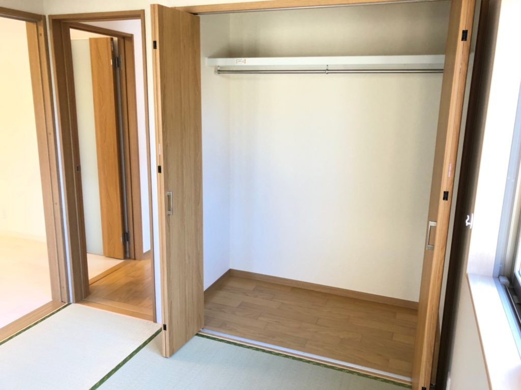 1階和室の収納は大切です。コートやおもちゃをIN。フル活用間違いなし。 1階和室の収納は大切です。コートやおもちゃをIN。フル活用間違いなし。