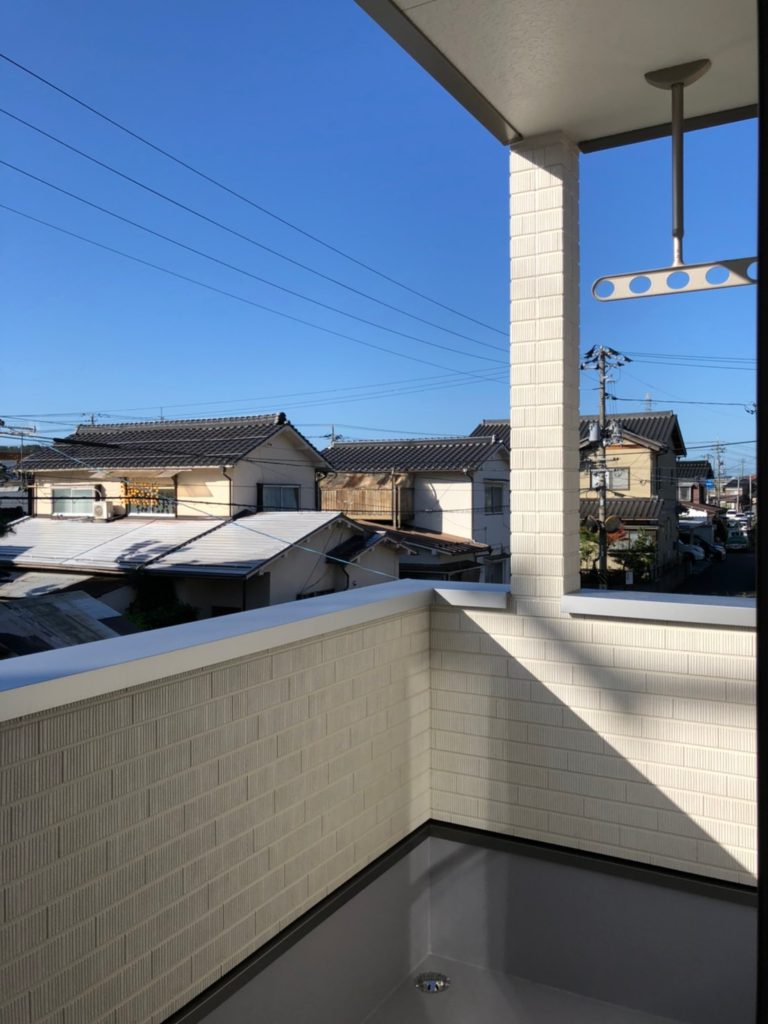 南向きバルコニー。お隣さんと離れているので見晴らしも日当たりも良好です。 南向きバルコニー。お隣さんと離れているので見晴らしも日当たりも良好です。