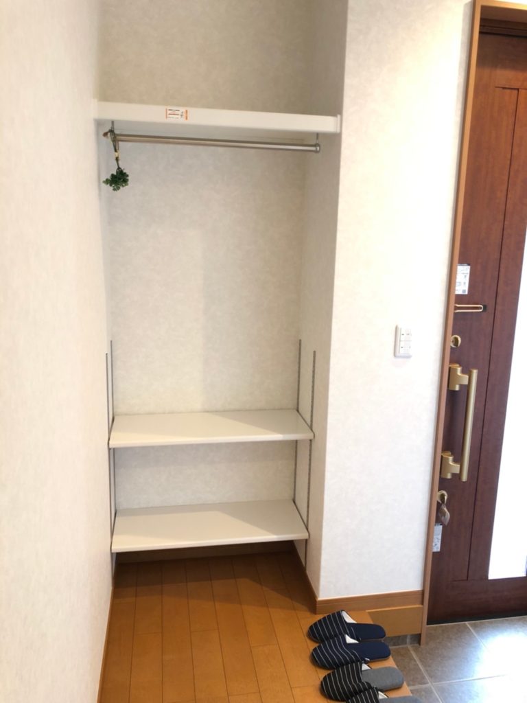 玄関のクローゼット♪コートやジャケットをさっと羽織って出られます♪ 帰宅時もここで脱げるので花粉やウイルスを持ち込まないですね♪(玄関) 玄関のクローゼット♪コートやジャケットをさっと羽織って出られます♪ 帰宅時もここで脱げるので花粉やウイルスを持ち込まないですね♪(玄関)