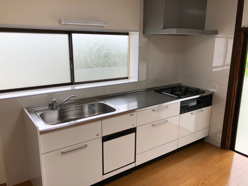 2m50cmの広々キッチン。引き出し式のたっぷり収納です。 2m50cmの広々キッチン。引き出し式のたっぷり収納です。