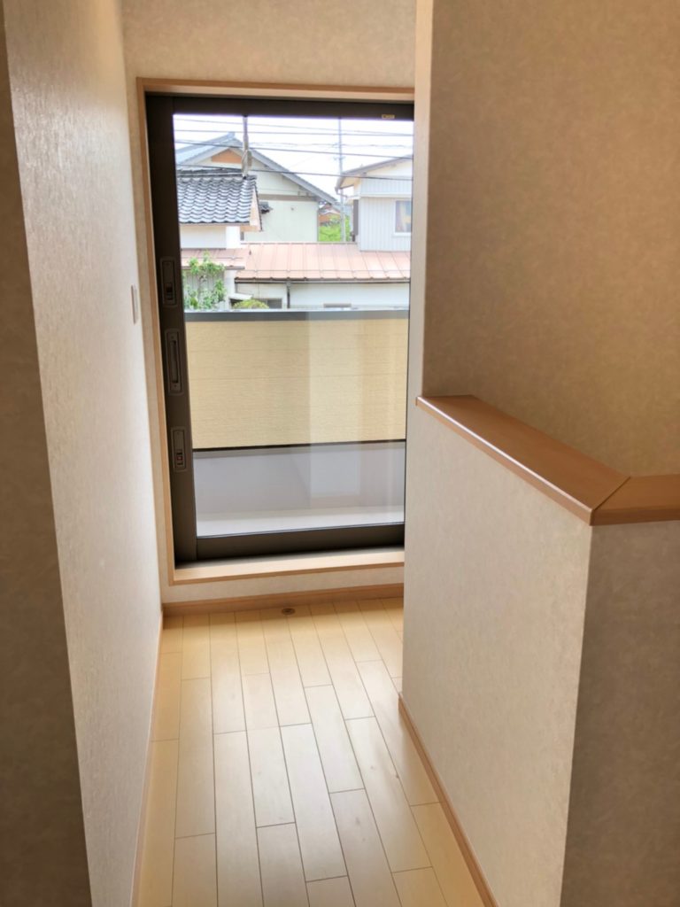 バルコニーへ続く2階廊下。寝室などについているバルコニーは洗濯物が干しにくいので廊下に付けました。大きな掃き出し窓を設置することで2階全体が明るく、風通しが良いです。(内装) バルコニーへ続く2階廊下。寝室などについているバルコニーは洗濯物が干しにくいので廊下に付けました。大きな掃き出し窓を設置することで2階全体が明るく、風通しが良いです。(内装)