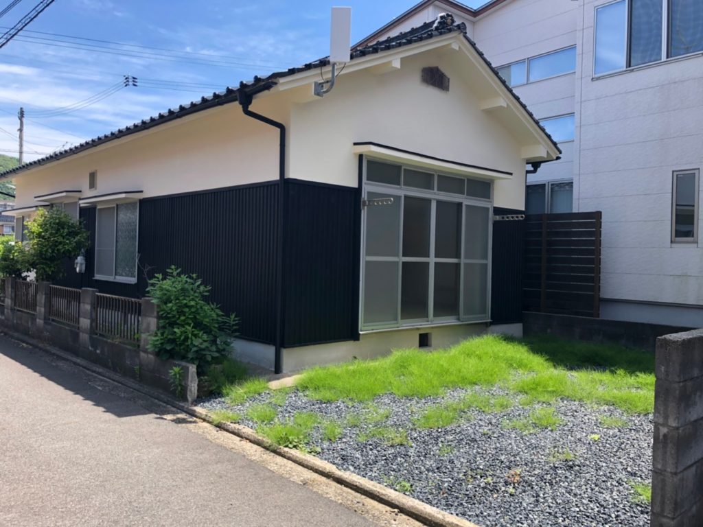 南側にはお庭兼駐車場。洗濯物干し場もこちらです。 南側にはお庭兼駐車場。洗濯物干し場もこちらです。
