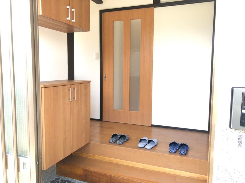 玄関から上がりやすい様に、もう一段設置しました。腰かけて近所の方と話し込むのもいいですね♪ 玄関から上がりやすい様に、もう一段設置しました。腰かけて近所の方と話し込むのもいいですね♪