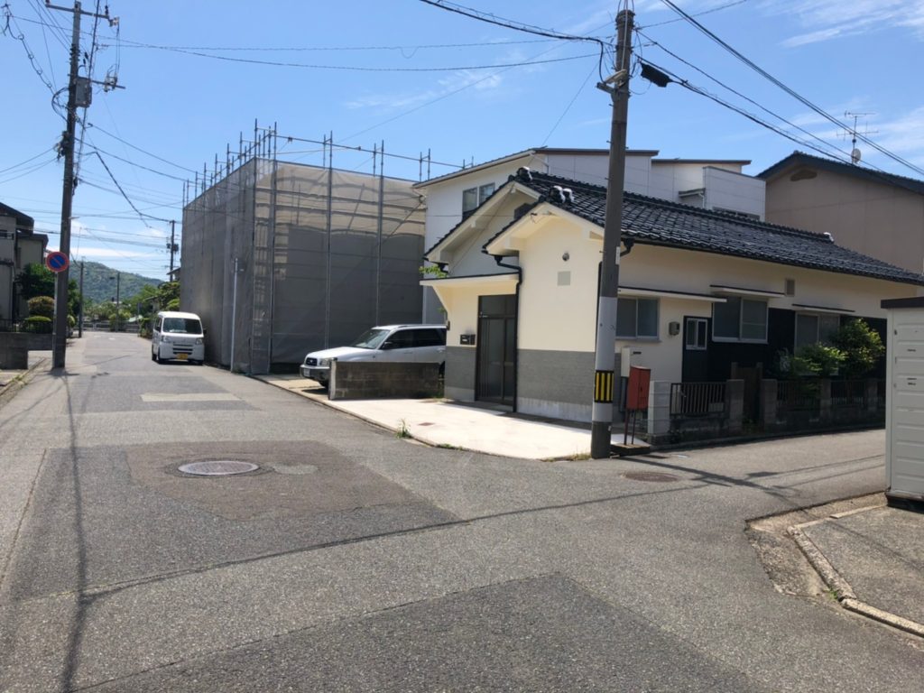 北側の道路6m。角地です。 北側の道路6m。角地です。