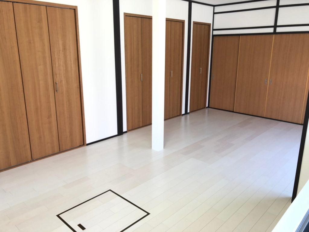 白い木目の床と、扉の木目の組み合わせが素敵です。 白い木目の床と、扉の木目の組み合わせが素敵です。