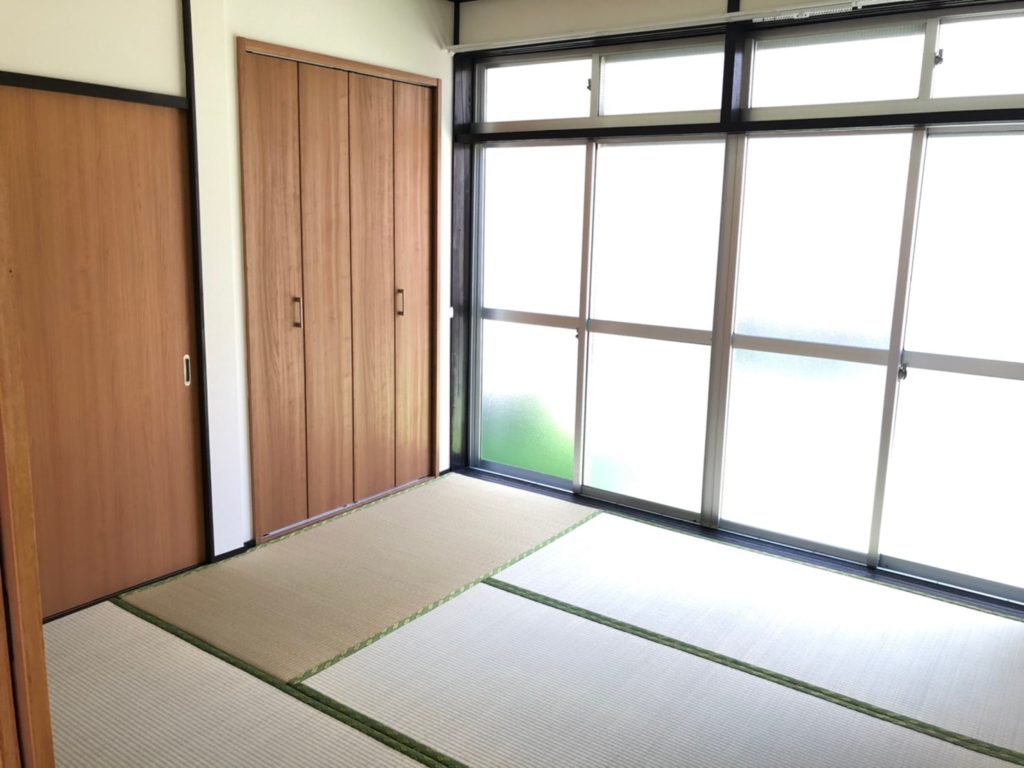 大きな窓のある和室。窓の外は南側の庭です。解放感があり、爽やかで気持ちの良い和室です。 大きな窓のある和室。窓の外は南側の庭です。解放感があり、爽やかで気持ちの良い和室です。