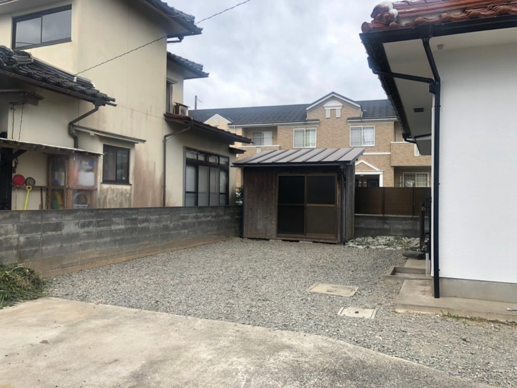 駐車場ひろびろ。車を詰めれば来客時でも余裕。BBQしたいです。 駐車場ひろびろ。車を詰めれば来客時でも余裕。BBQしたいです。
