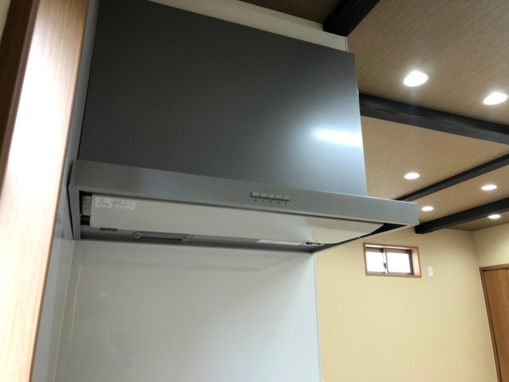 換気扇はスタイリッシュでお掃除しやすいスリム型です。(キッチン) 換気扇はスタイリッシュでお掃除しやすいスリム型です。(キッチン)