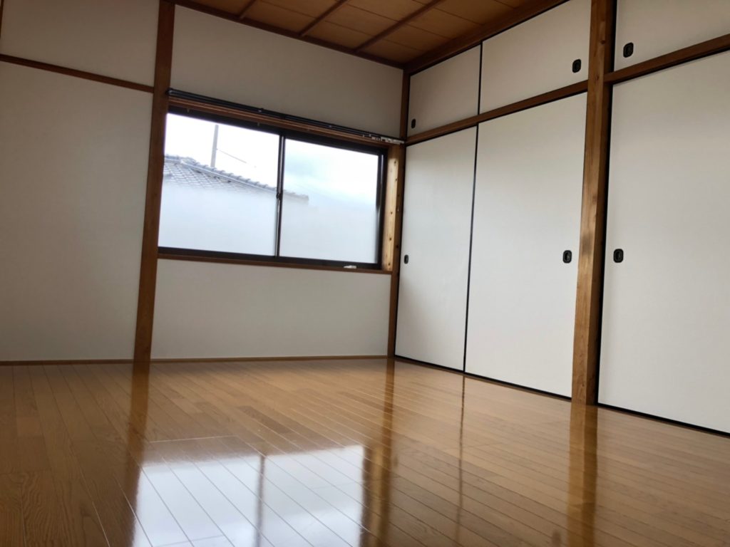 2階洋室。床、クロス張替えました。収納が広くいのでお部屋をすっきり使えます。 2階洋室。床、クロス張替えました。収納が広くいのでお部屋をすっきり使えます。