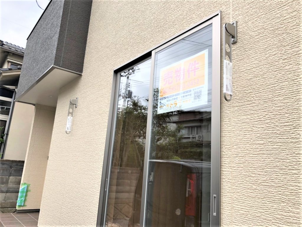 1階和室の外にも洗濯物干し台を設置しています。1階で干す方が楽なので、バルコニーでもここでも干せるようにしてあります。(外観) 1階和室の外にも洗濯物干し台を設置しています。1階で干す方が楽なので、バルコニーでもここでも干せるようにしてあります。(外観)