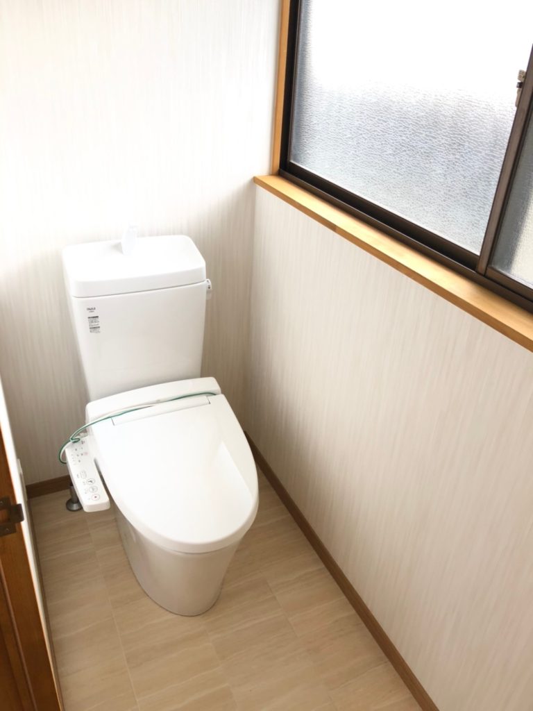 トイレ交換、床、クロス交換。温水洗浄暖房便座。人感センサー照明にしました。消し忘れなし♪ トイレ交換、床、クロス交換。温水洗浄暖房便座。人感センサー照明にしました。消し忘れなし♪