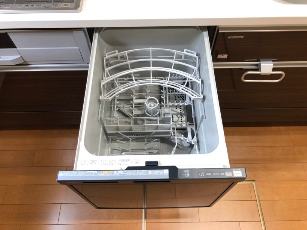 タカラスタンダードのシステムキッチン。食洗機付きです♪電気代が安い深夜にスタートする様にセットしておけば手で洗うより水道光熱費がお得なんですよ^^時短家事♪♪(キッチン) タカラスタンダードのシステムキッチン。食洗機付きです♪電気代が安い深夜にスタートする様にセットしておけば手で洗うより水道光熱費がお得なんですよ^^時短家事♪♪(キッチン)