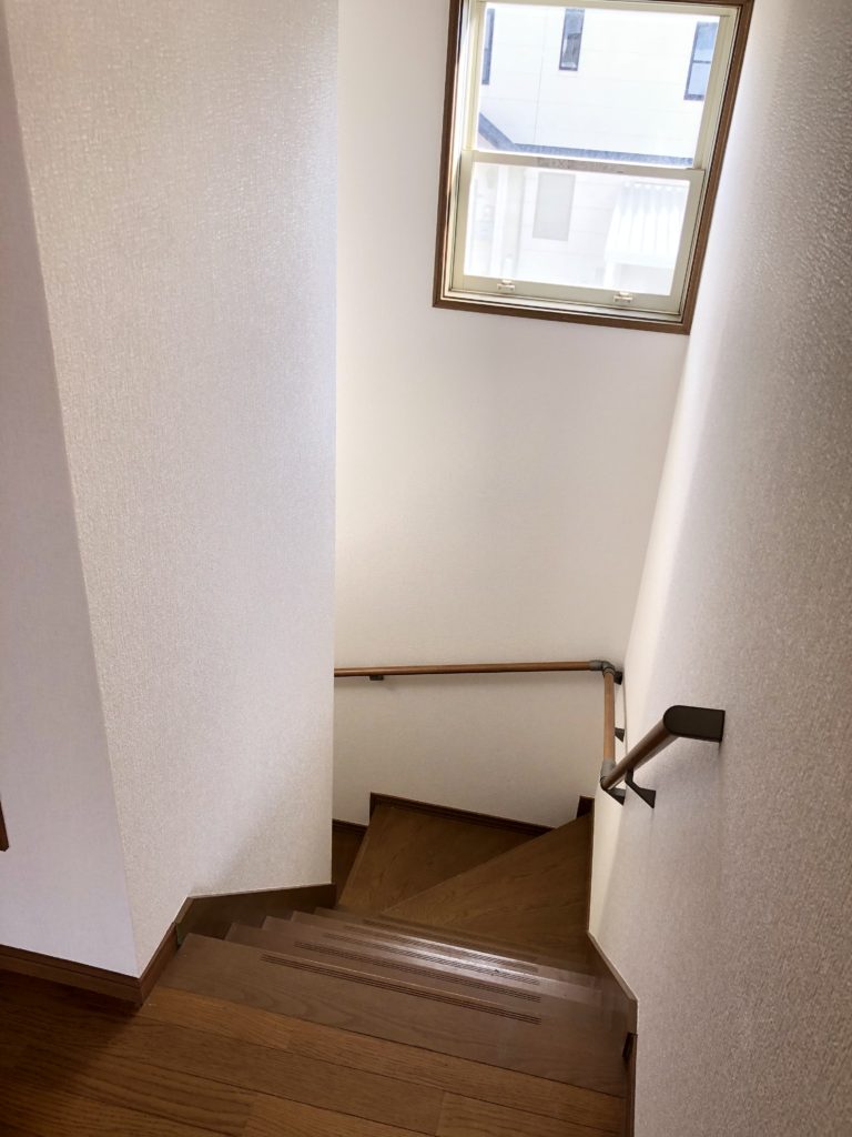 階段には窓があり明るいです。クロス張り替えと、手すりを付けました。 階段には窓があり明るいです。クロス張り替えと、手すりを付けました。