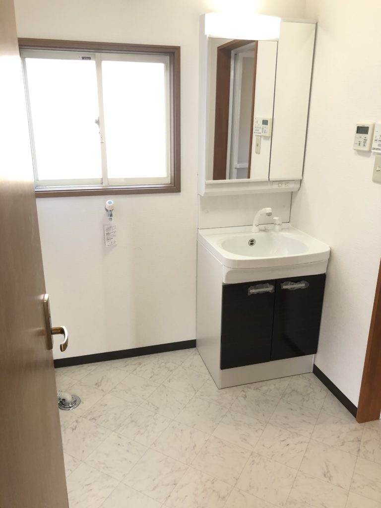 新品☆洗面台!床もクロスも新調しました! 新品☆洗面台!床もクロスも新調しました!