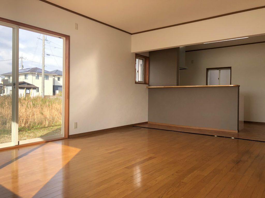 リビングからは庭と川が見えます♪開放感あります♪(居間) リビングからは庭と川が見えます♪開放感あります♪(居間)
