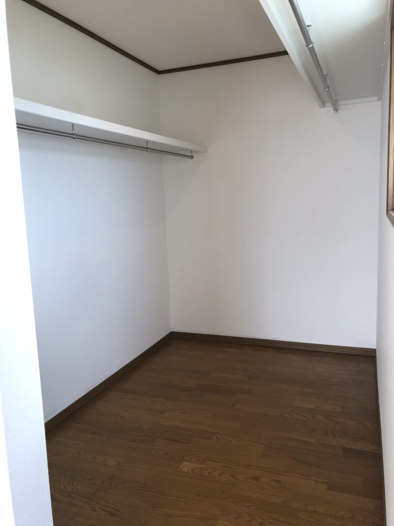 主寝室のウォークインクローゼット!広々です♪(寝室) 主寝室のウォークインクローゼット!広々です♪(寝室)