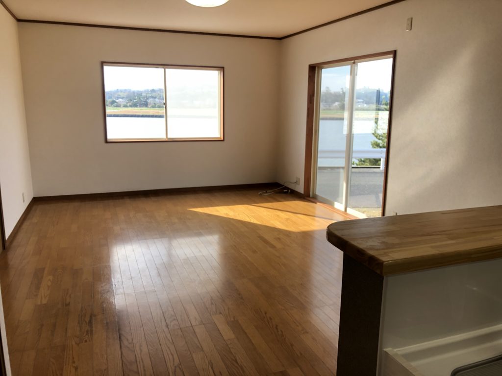 川からの爽やかな海風と陽差しが入ります♪(居間) 川からの爽やかな海風と陽差しが入ります♪(居間)