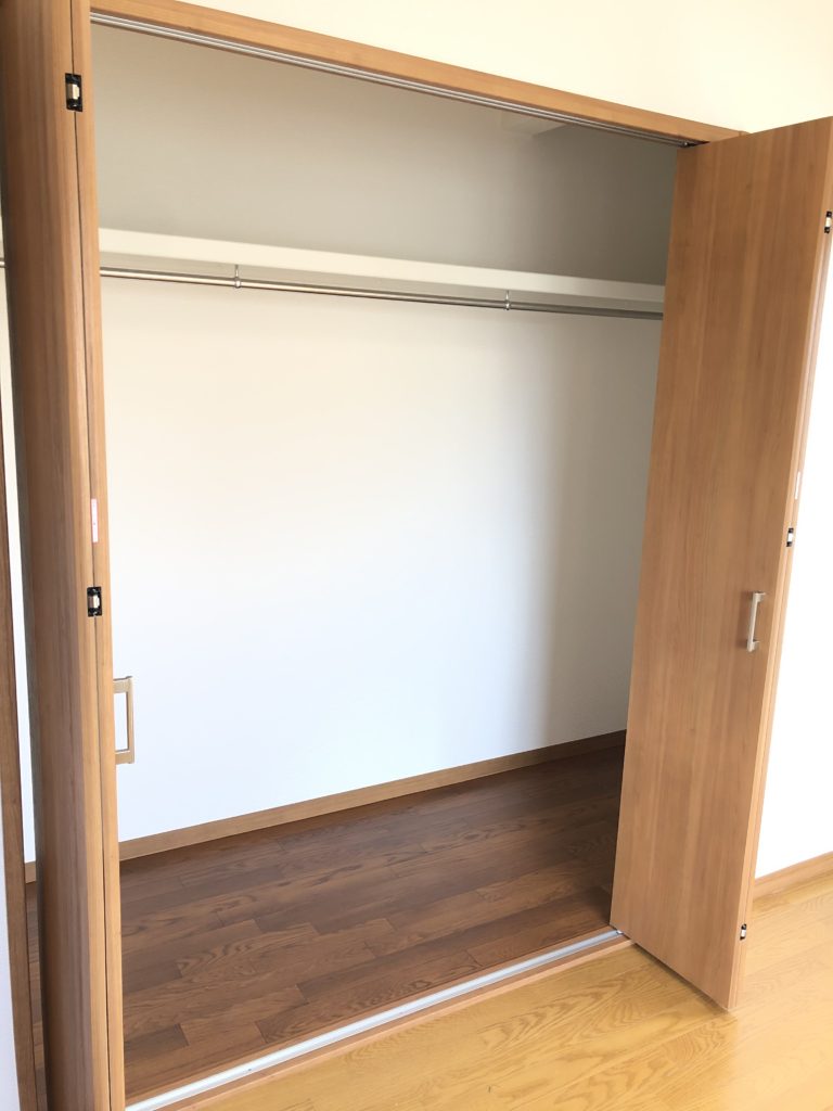 横にたーーっぷり広いクローゼット!奥行きがあるより横に広い方が服が選びやすいです♪(子供部屋) 横にたーーっぷり広いクローゼット!奥行きがあるより横に広い方が服が選びやすいです♪(子供部屋)