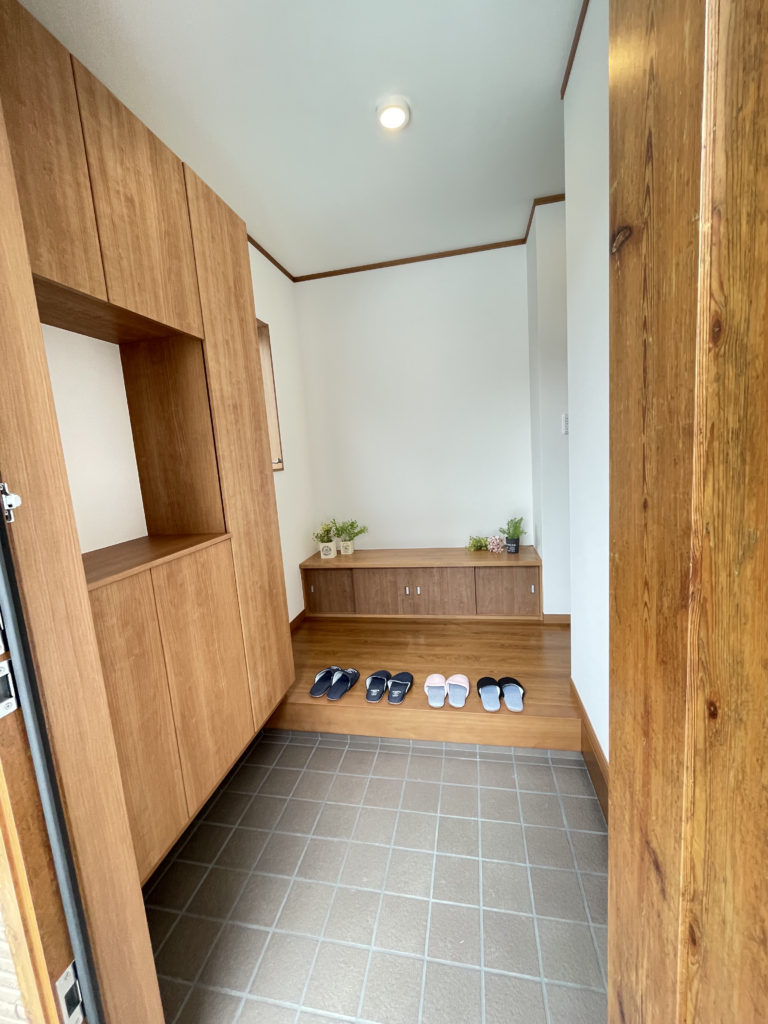 玄関。地袋のあるオシャレな玄関です♪(玄関) 玄関。地袋のあるオシャレな玄関です♪(玄関)