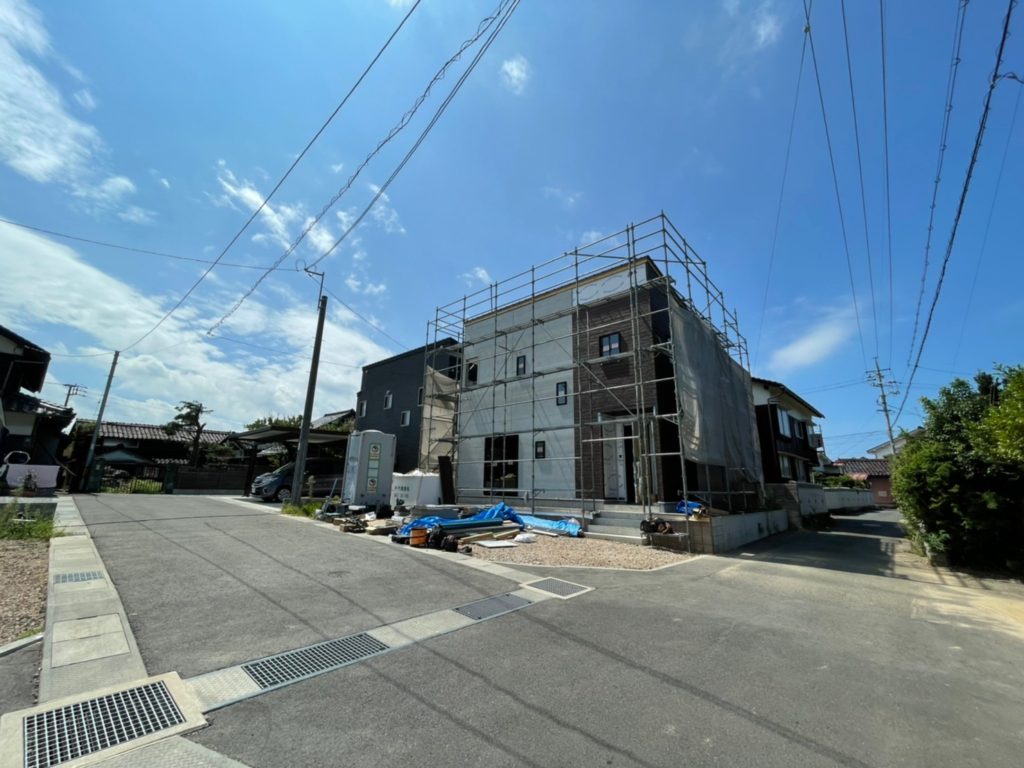 5mの前面道路、角地で開放的です♪ 5mの前面道路、角地で開放的です♪