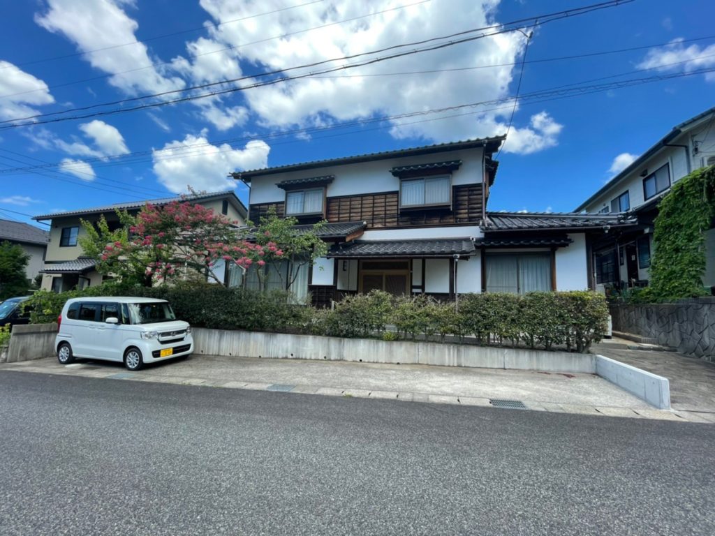 駐車場は横向きに停めます。軽1台停めるとこんな感じです。2~3台停められます。 駐車場は横向きに停めます。軽1台停めるとこんな感じです。2~3台停められます。
