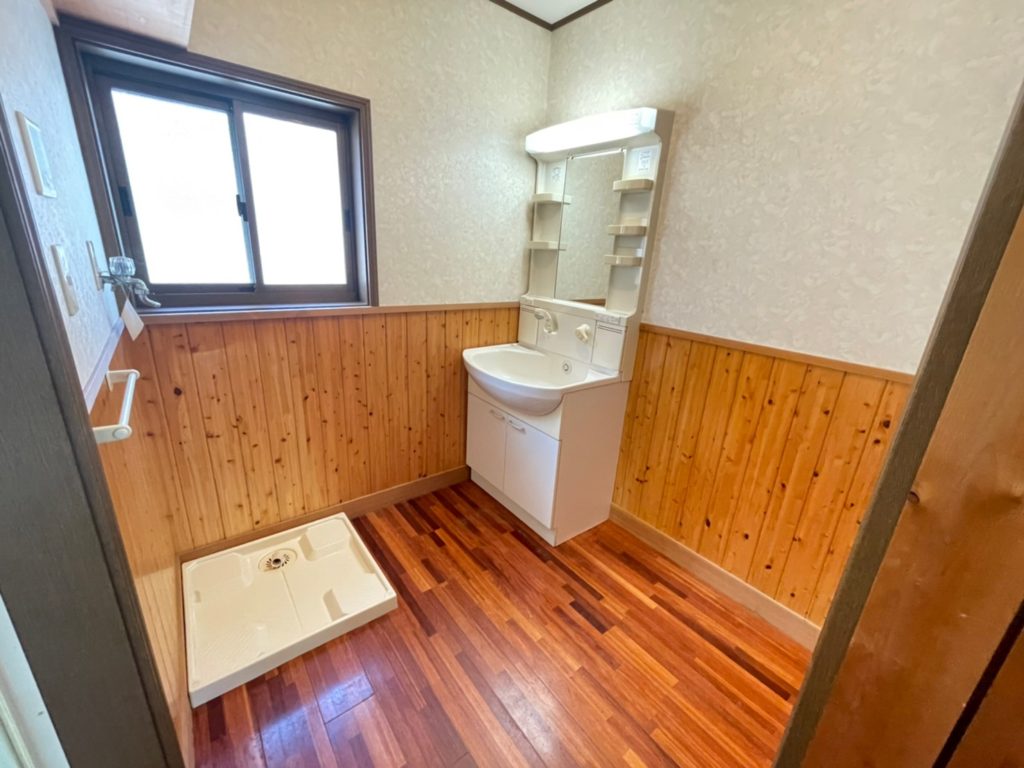 広々とした洗面所♪木の温かみがかっこいいです♪ 広々とした洗面所♪木の温かみがかっこいいです♪