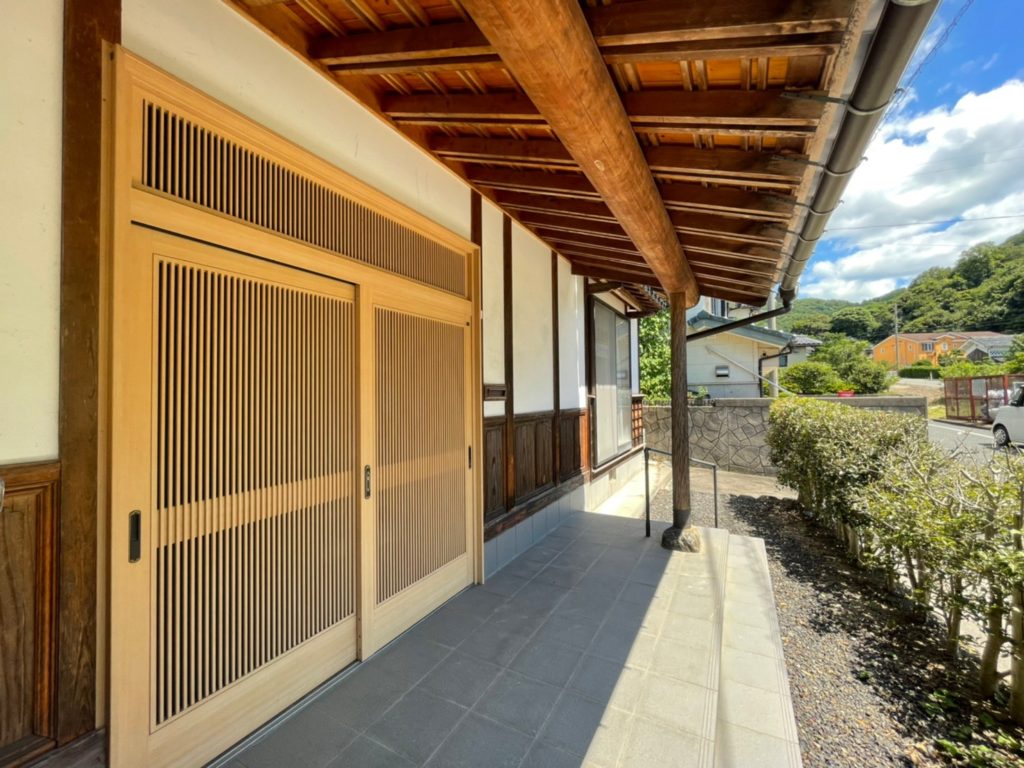 木をたっぷり使用した玄関も趣があります♪♪ 木をたっぷり使用した玄関も趣があります♪♪