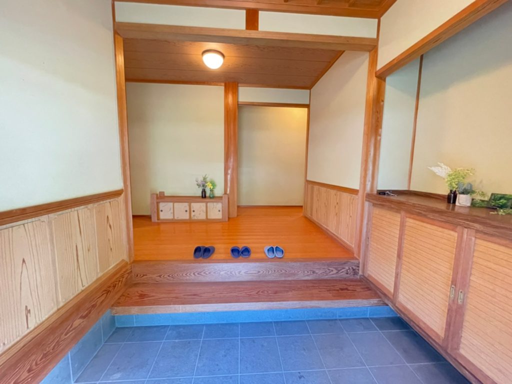 広々とした品の良い玄関♪玄関扉には網戸があり、扉を開けたままでも風通しを確保できます♪ 広々とした品の良い玄関♪玄関扉には網戸があり、扉を開けたままでも風通しを確保できます♪