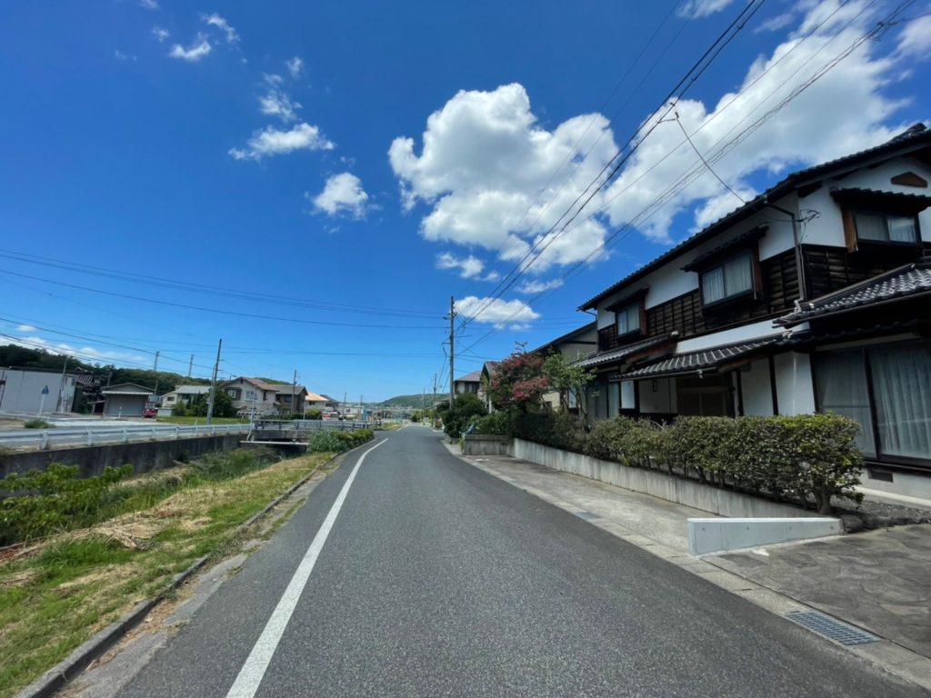 幅員6mの広々した道路、円護寺川に面しています♪爽やかです♪ 幅員6mの広々した道路、円護寺川に面しています♪爽やかです♪