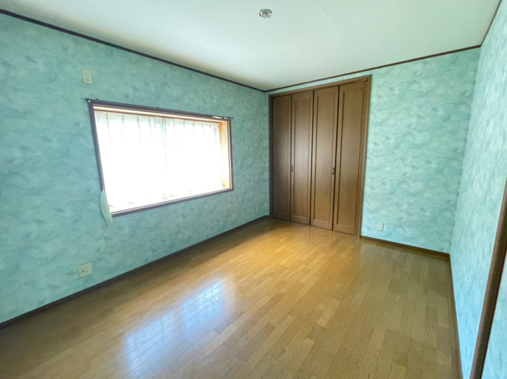 2階南側の洋室(6帖)ほとんど使用されていないのでキレイです♪ 2階南側の洋室(6帖)ほとんど使用されていないのでキレイです♪